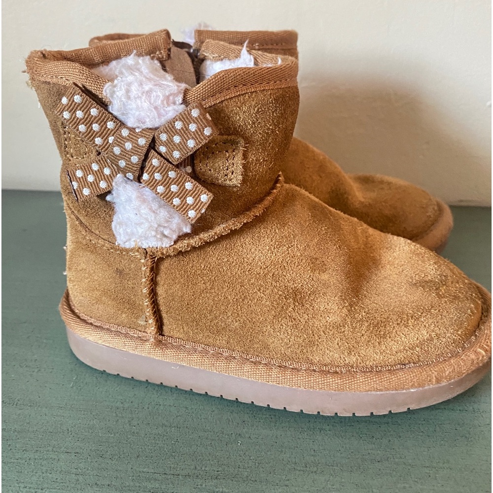 Koolaburra suede boots. Sherpa lined. Side bows. Size 8 toddler